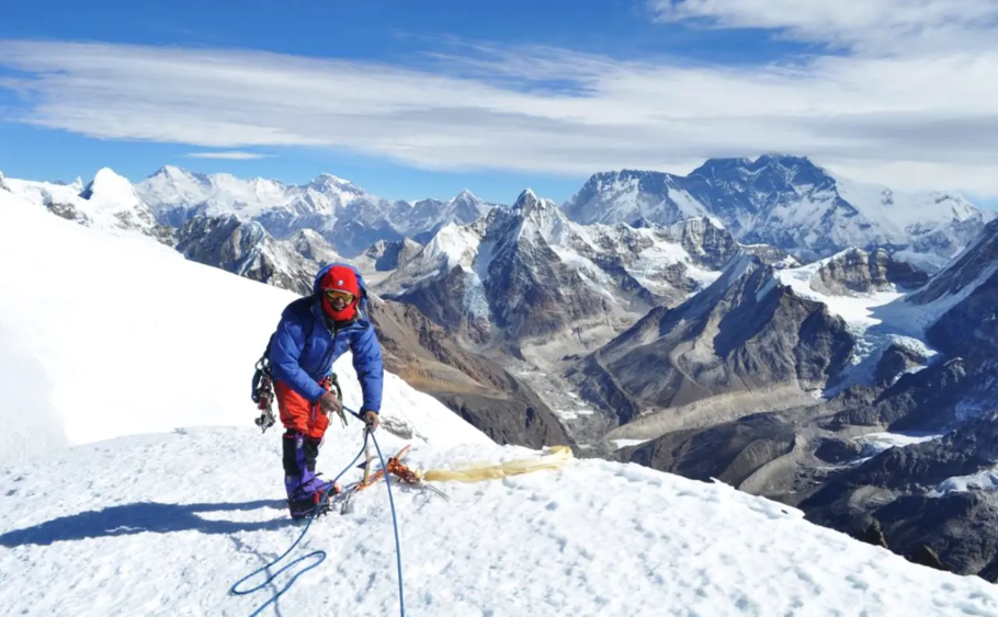 Adventurer scaling Mera Peak