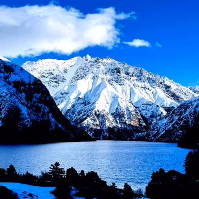 Phoksundo Lake Trek with turquoise Phoksundo Lake and Himalayan mountains in Dolpo, Nepal